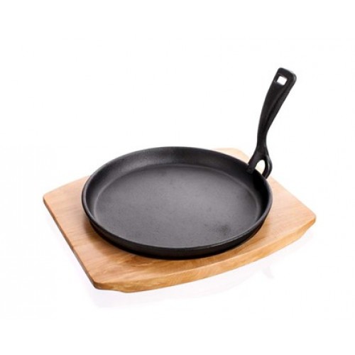 BANQUET Grada Gusseisen Pfanne auf einem Holzbrett 22cm 40LP002 BANQUET Grada Gusseisen Pfanne auf einem Holzbrett 22cm 40LP002