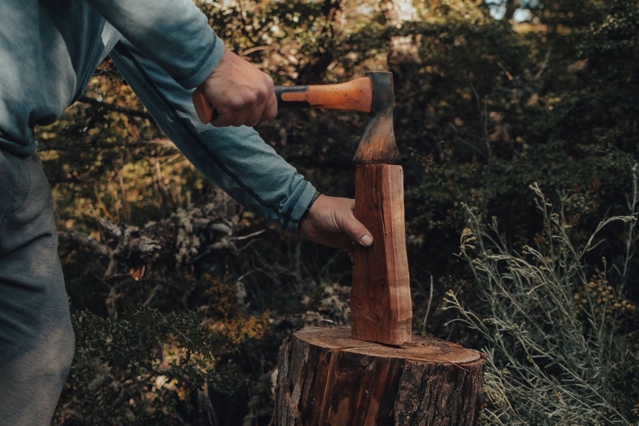 Mann spaltet Holz