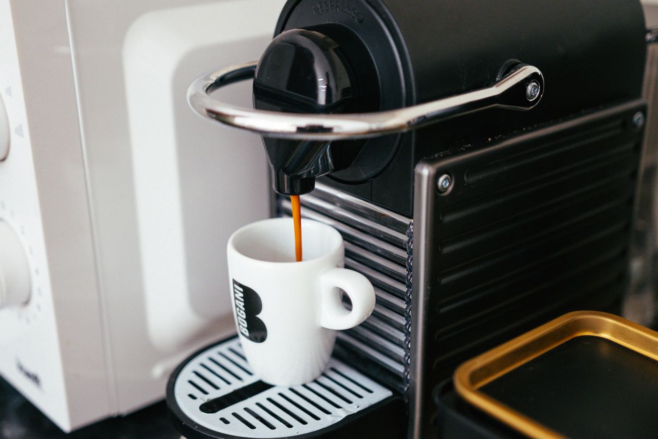 Kompakter Kaffeevollautomat im Büro