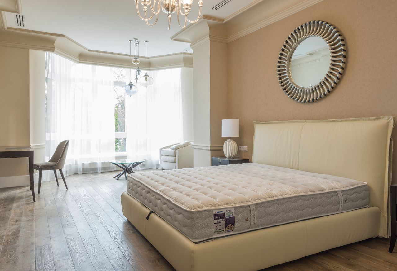 Frisch gereinigte Matratze in einem hellen, modern eingerichteten Schlafzimmer