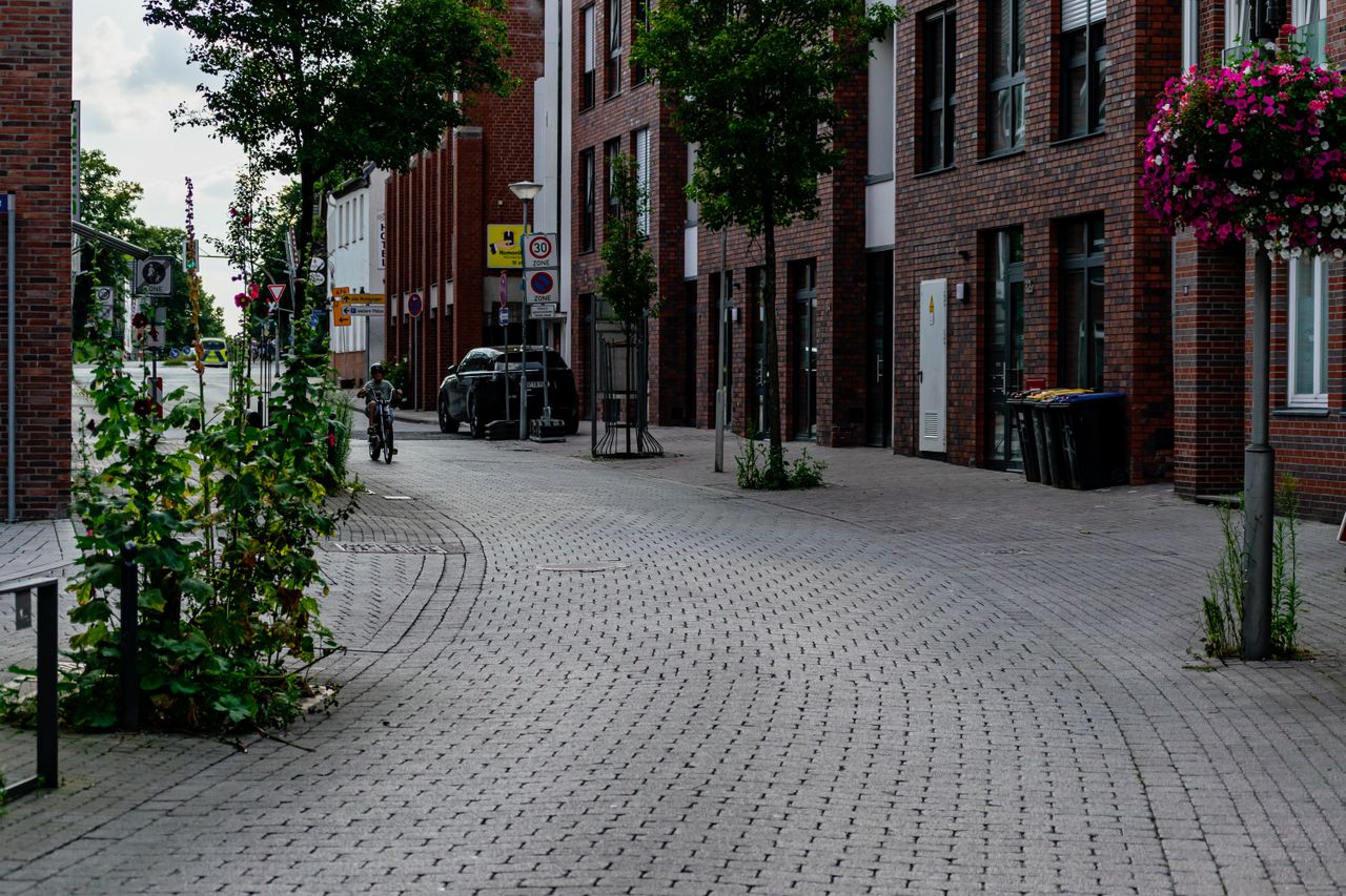 Gereinigte Pflastersteine einer Straße