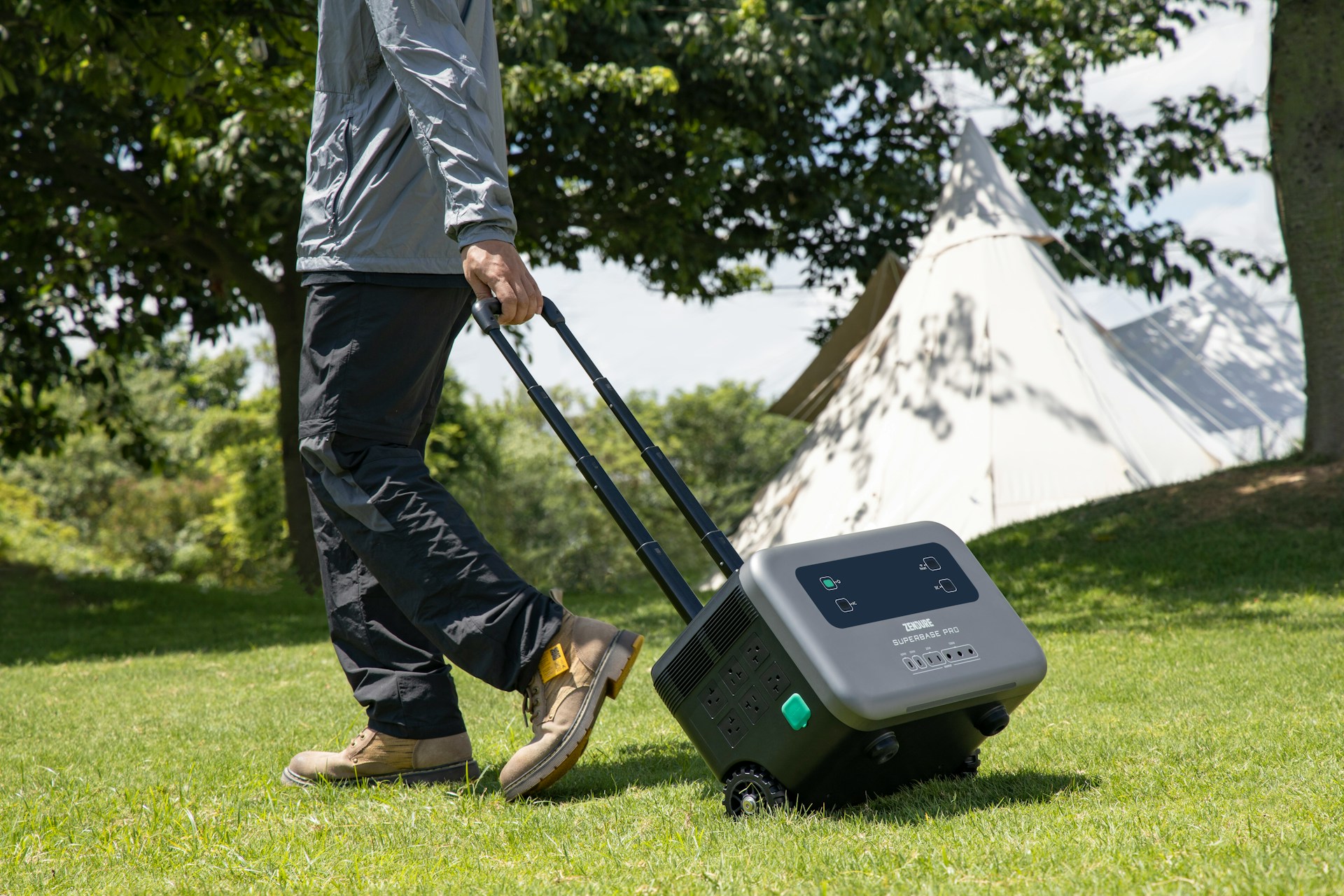 Portable Powerstation beim Transport auf einem Campingplatz.