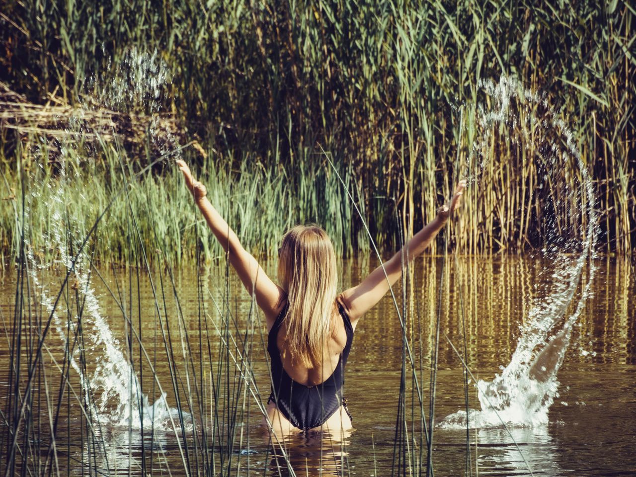 Frau im Schwimmteich
