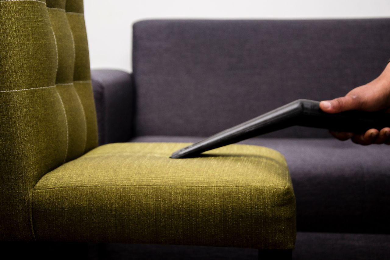 Sofa mit Staubsauger reinigen